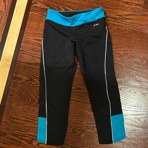 bebe Black and Teal capri leggings